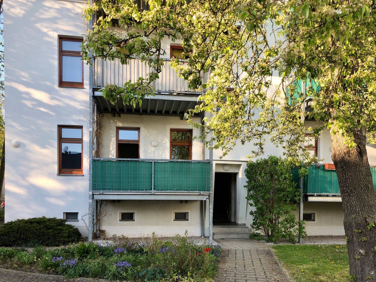 Frisch renovierte und modern ausgestattete 3-Zimmer- Wohnung mit großem Balkon und Stellplatz