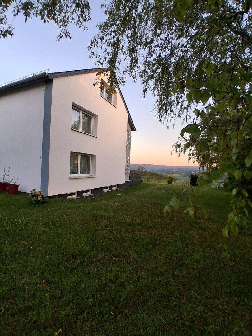 Ein Wohntraum über den Wolken: Wo modernes Design auf grenzenlose Freiheit trifft – Dörscheid – Bild 1 von 9