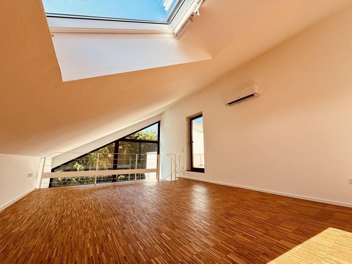 Maisonette-Traum in Alt-Weiden: Galerie, großzügige Dachterrasse und moderne Wärmepumpe – 50858 Köln – Bild 1 von 9