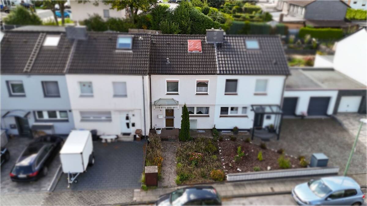 **Erfüllen Sie sich Ihren Traum vom Eigenheim - Sanierungsbedürftiges Reihenmittelhaus** – 45279 Essen – Bild 1 von 9