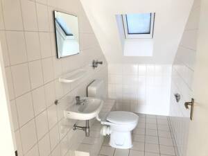 Helle Dachgeschosswohnung mit Wannenbad und Gäste-WC – 47139 Duisburg – Vorschaubild 2