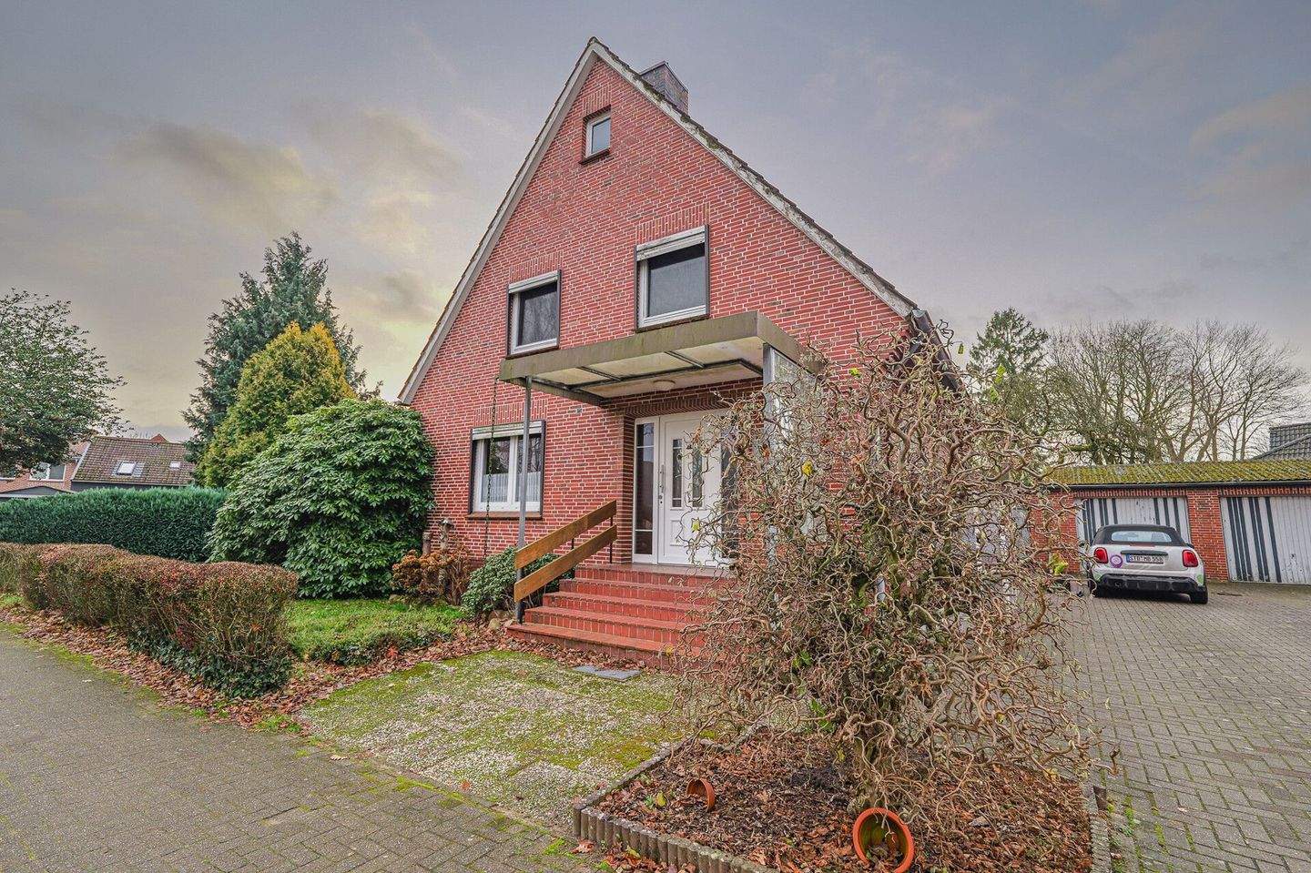 RESERVIERT - Zentral gelegenes Haus mit schönem Grundstück und Entwicklungspotenzial! – Bremervörde – Vorschaubild 2