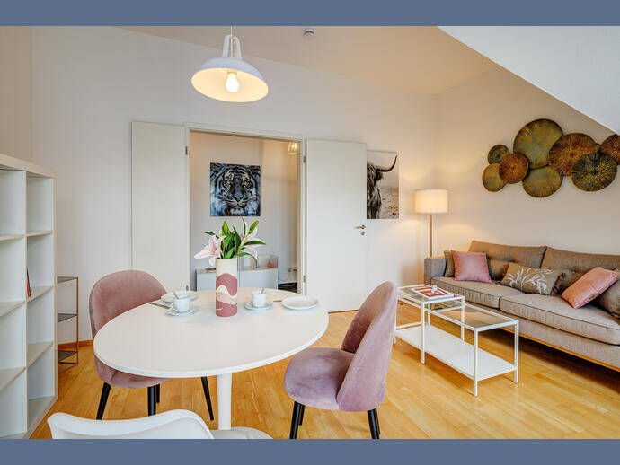 Möbliert: Wunderschöne Dachgeschosswohnung in Schwabing