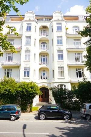 8-Zimmer-Altbau in Winterhude: Nur als Wohnbüro bzw. -praxis bzw. -atelier. Wohgemeinschaft möglich.