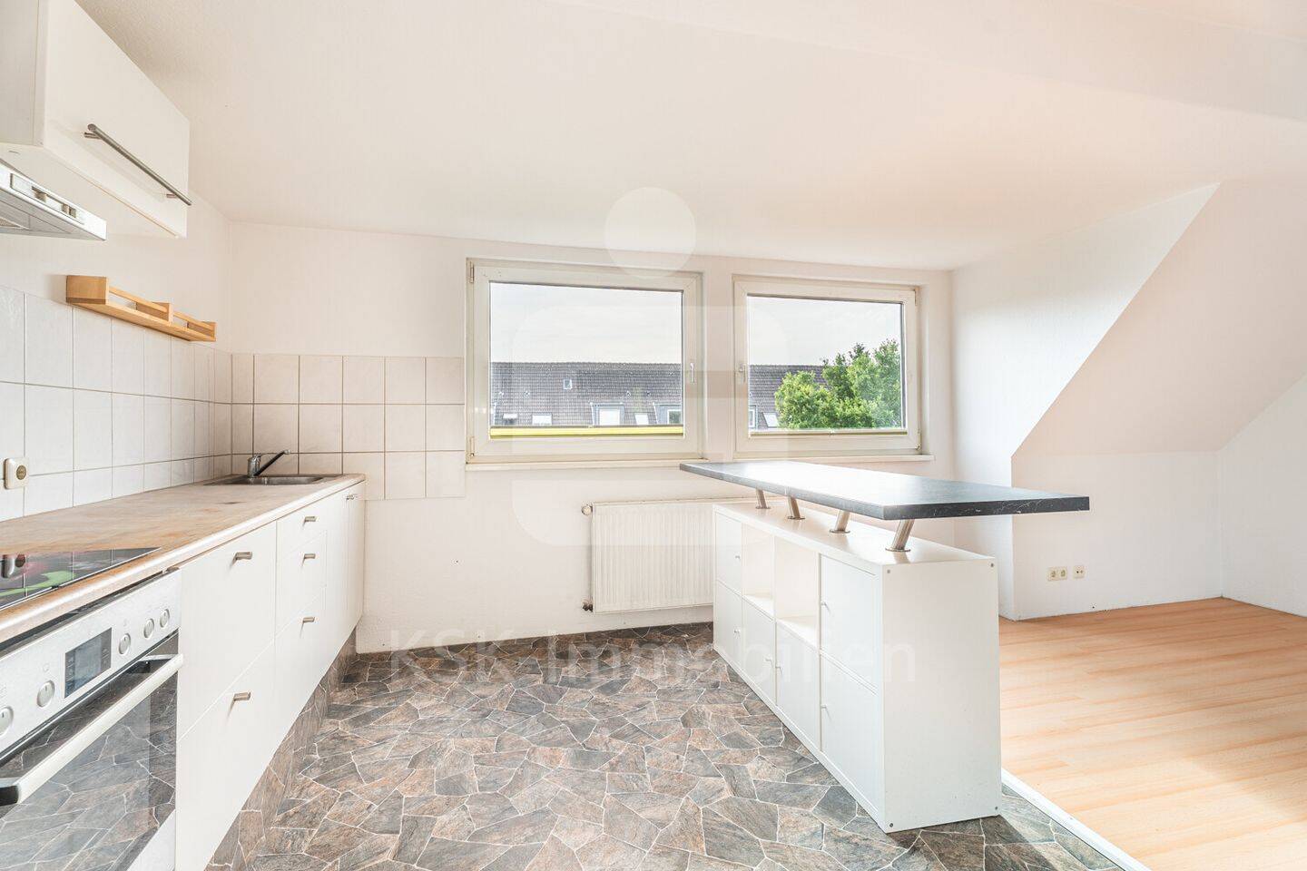 Bezugsfreie und lichtdurchflutete Dachgeschosswohnung in ruhiger Lage. – Köln – Vorschaubild 4