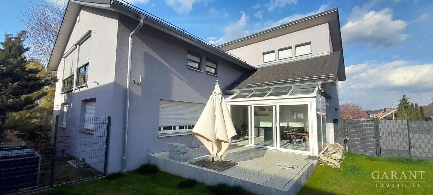 * Modernisiertes Zweifamilienhaus mit großem Grundstück * – Unlingen – Bild 1 von 9