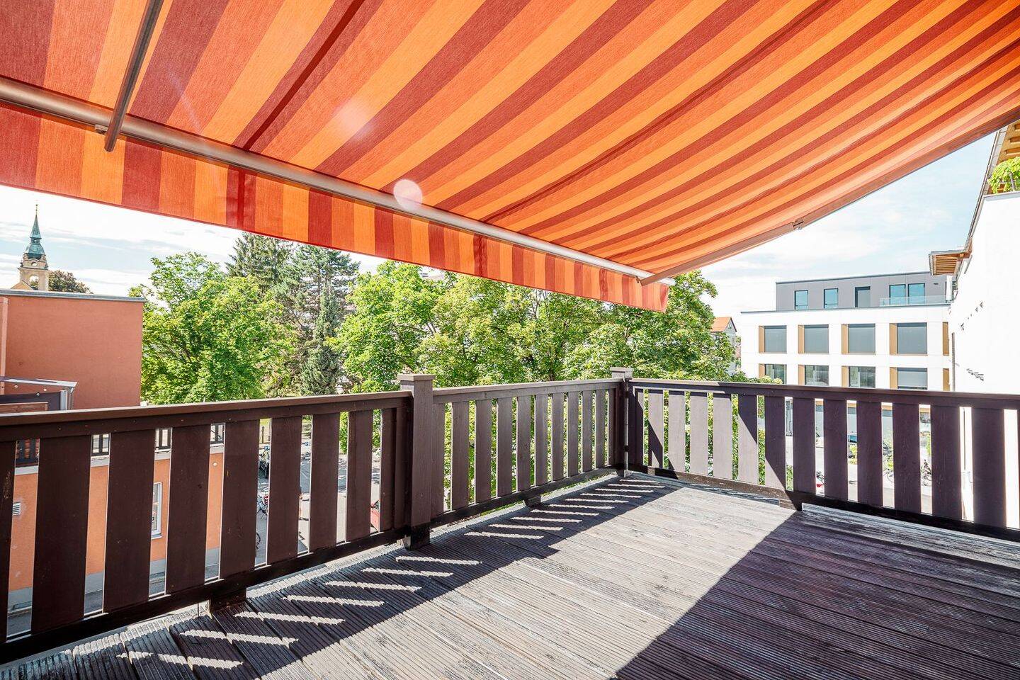 Moderne 3-ZKB mit Dachterrasse, EBK und Garage - zentral in Göggingen!