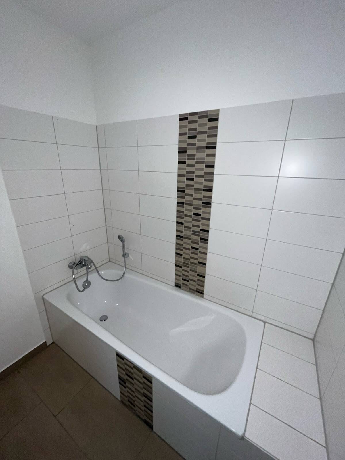 Neue Einbauküche zum Verlieben - frisch saniert, großer Sonnenbalkon – Chemnitz – Vorschaubild 9