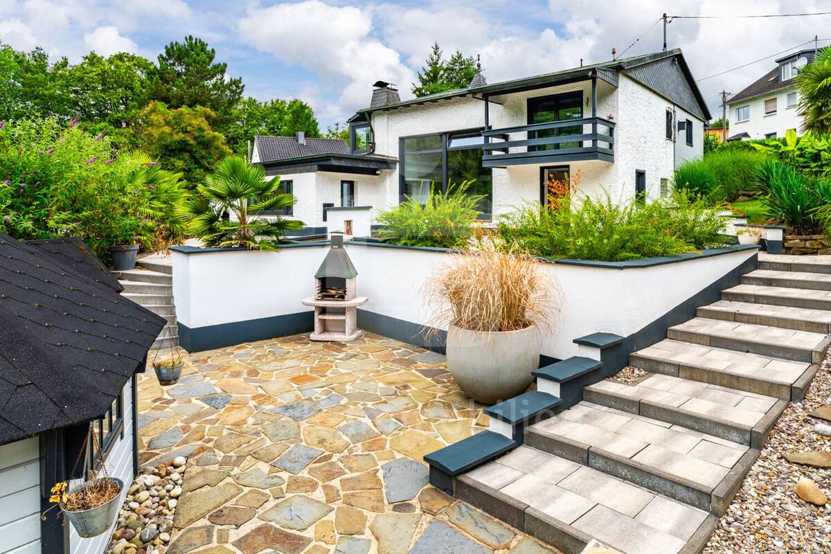 Exklusives Wohnen und Natur im Einklang: Modernes Anwesen mit weitläufigem Grundstück und Waldareal! – 53804 Much – Bild 1 von 9