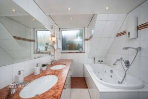 5-Raum-Dachgeschoss-Maisonette mit zwei Balkonen und besonderem Wohncharakter in Essen-Haarzopf – 45149 Essen – Vorschaubild 9