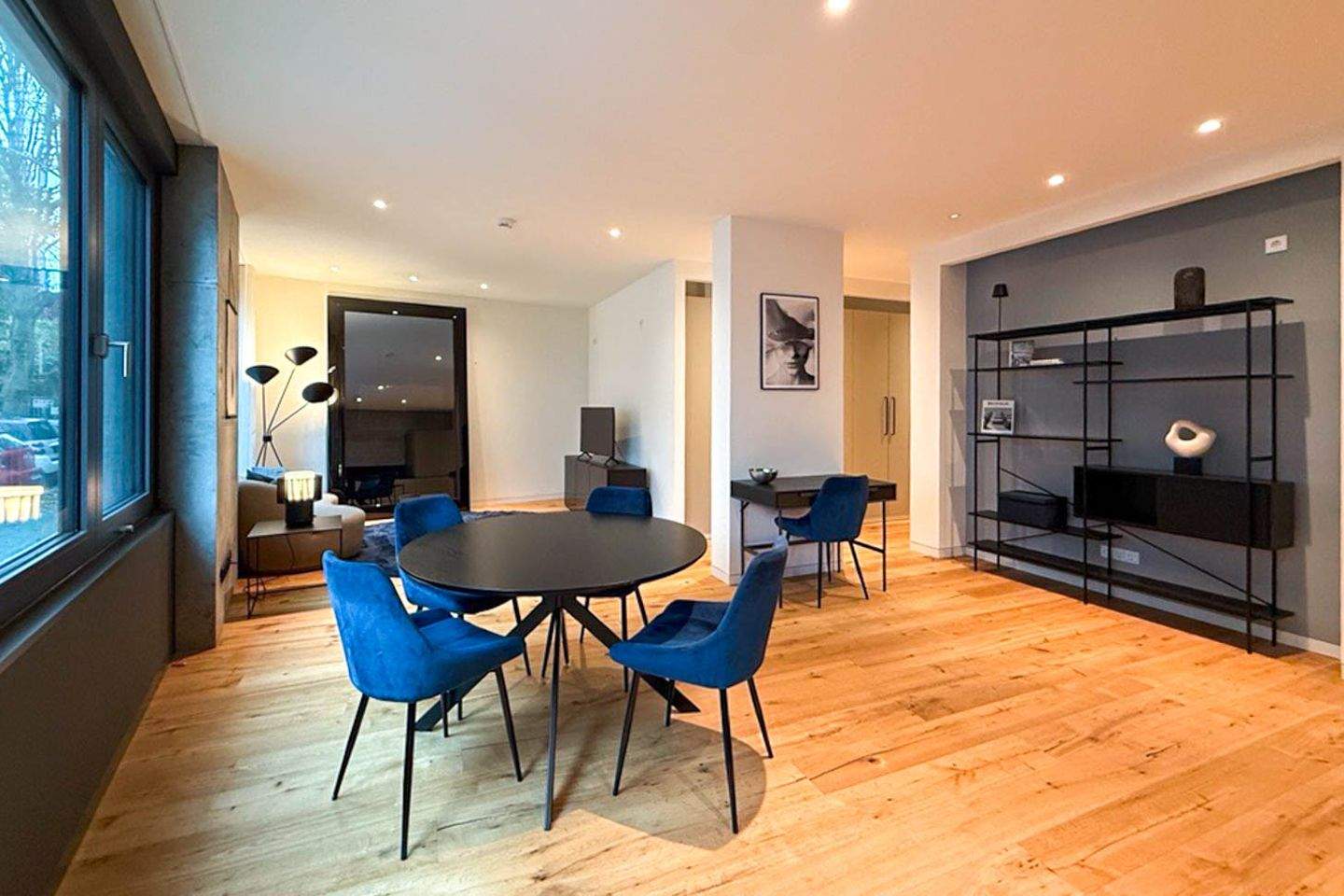 Erdgeschosswohnung mit großer Terrasse, Einbauküche und En-Suite-Bad – Berlin – Bild 1 von 9