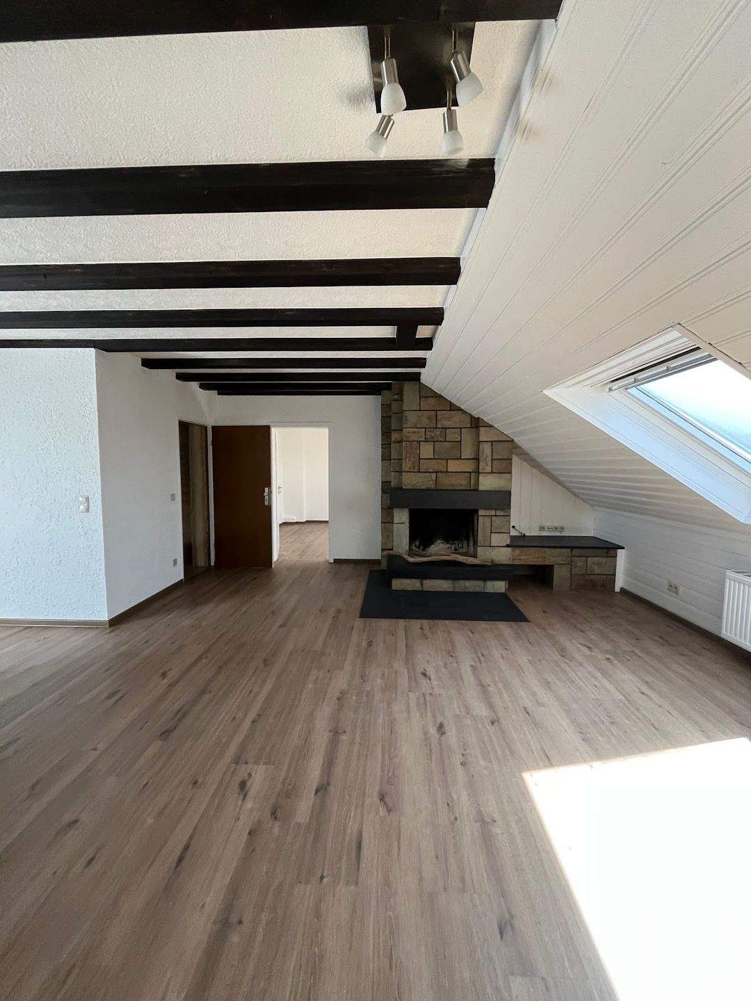 2-Zimmer Dachgeschosswohnung mit Charme in Giesenkirchen -offener Kamin- komplett renoviert