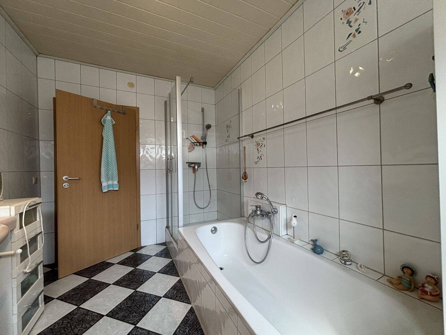 Kapitalanlage mit drei Wohneinheiten auf großzügigem Grundstück – Gemünden (Felda) – Vorschaubild 7