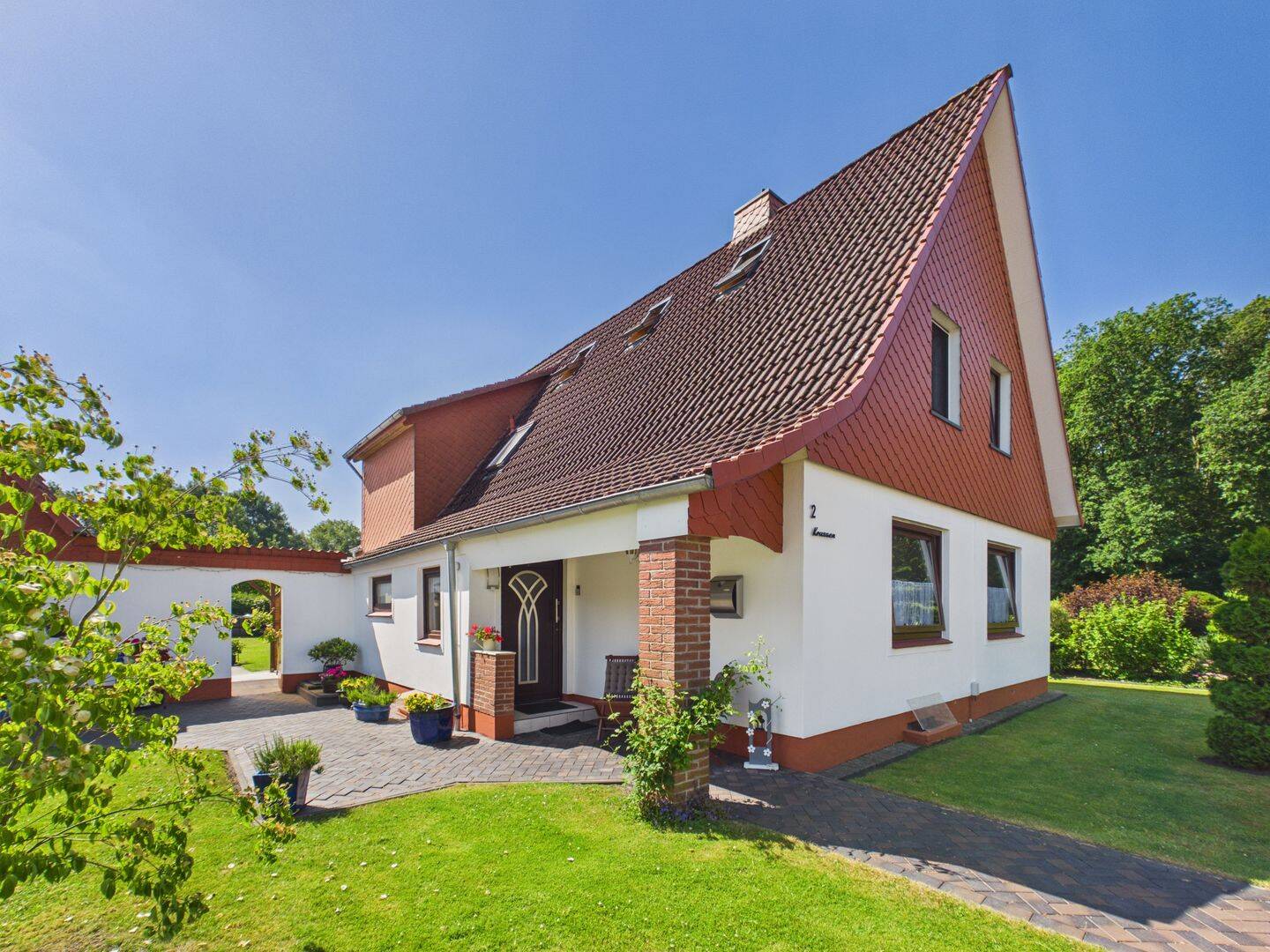 Großzügiges Wohnen mit Perspektive - Charmantes Zweifamilienhaus auf traumhaftem Grundstück
