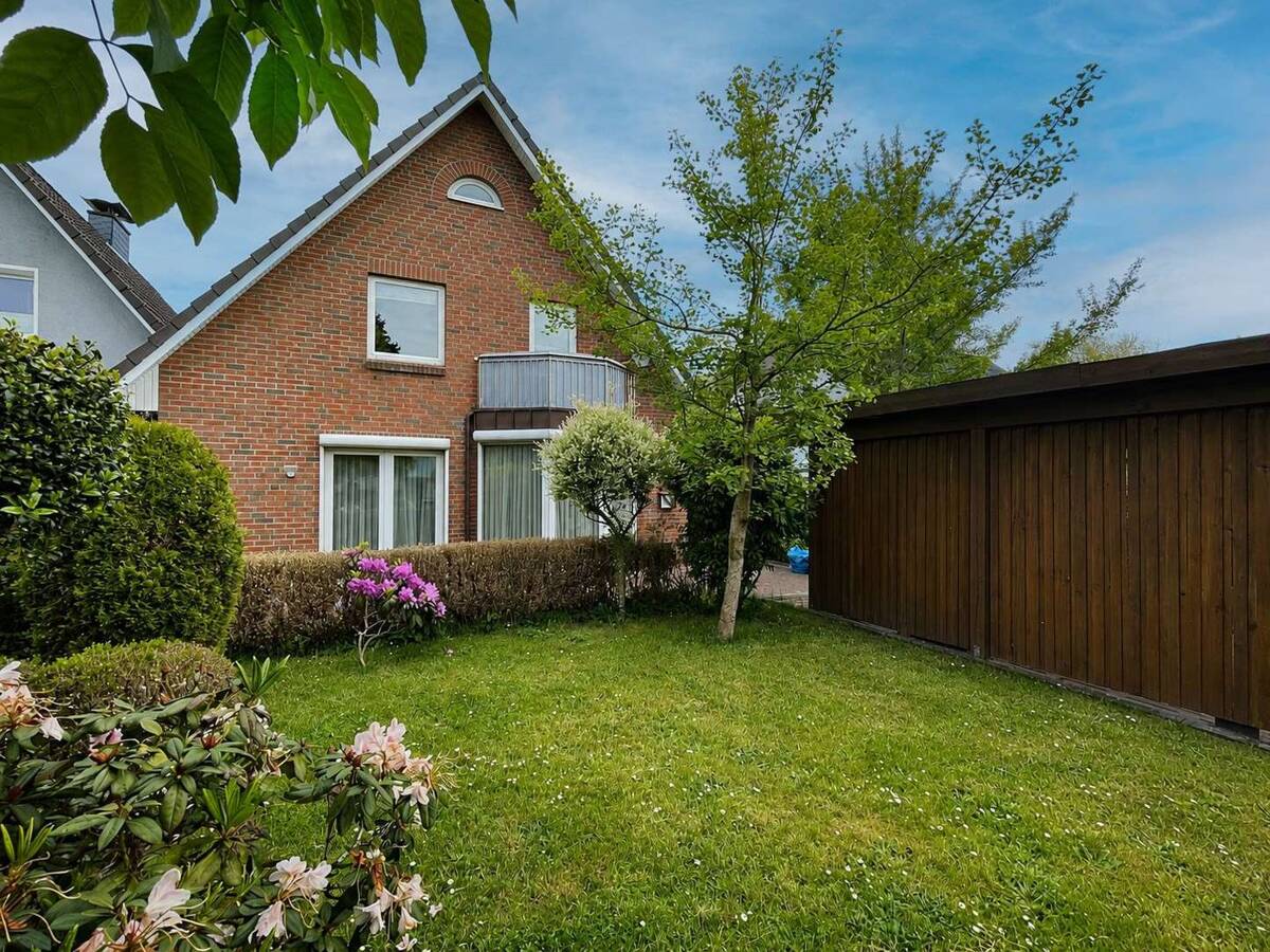 Hamburg/ Jenfeld: Doppelhaushälfte (DHH) mit 5 Zimmern, Garten und Carport in ruhiger Lage – 22045 Hamburg – Bild 1 von 9