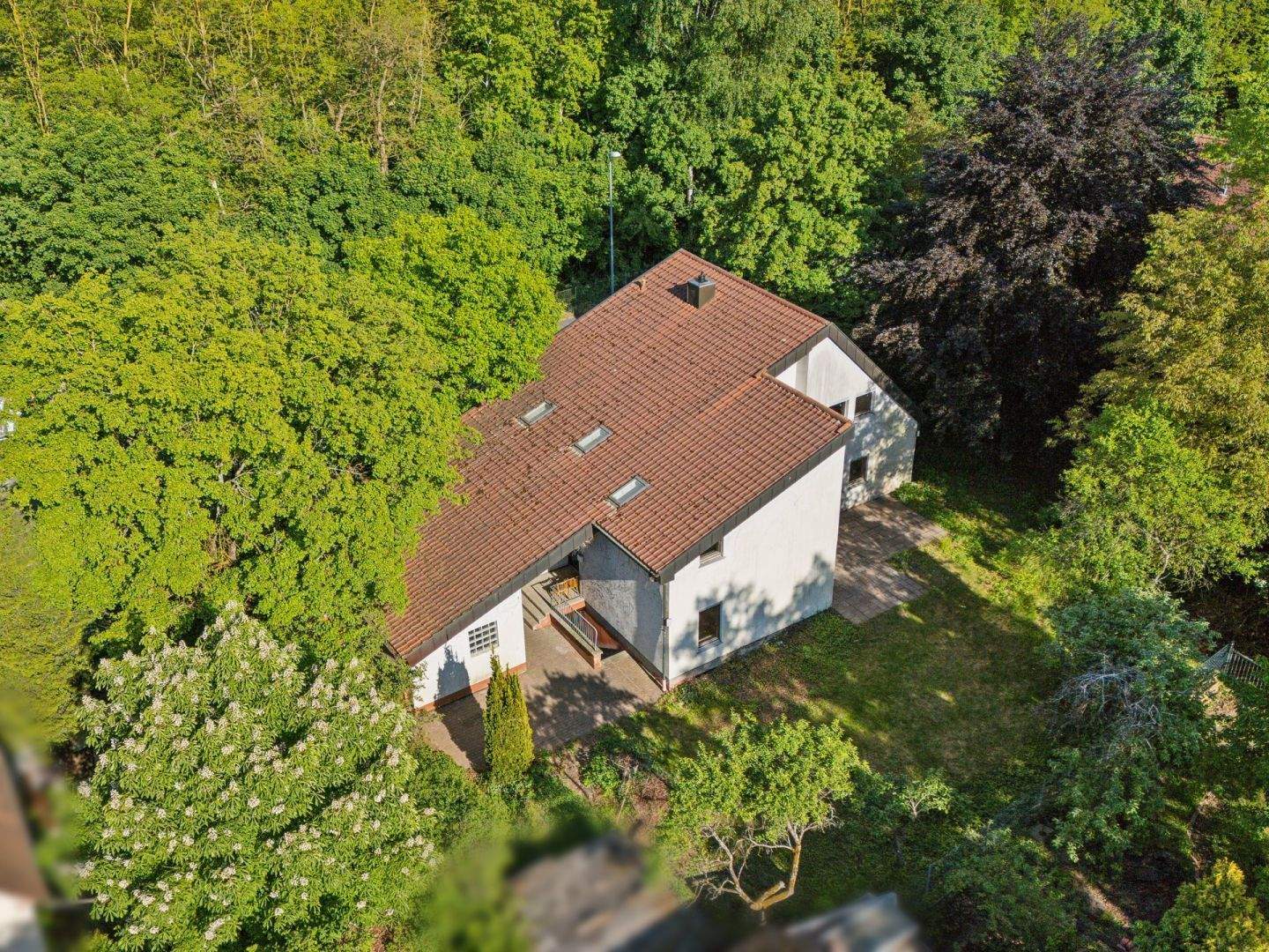 Flexibles Wohnen in beliebter Lage - Ein-/ Zweifamilienhaus mit Gartenidylle in Behringersdorf – Schwaig bei Nürnberg – Bild 1 von 9