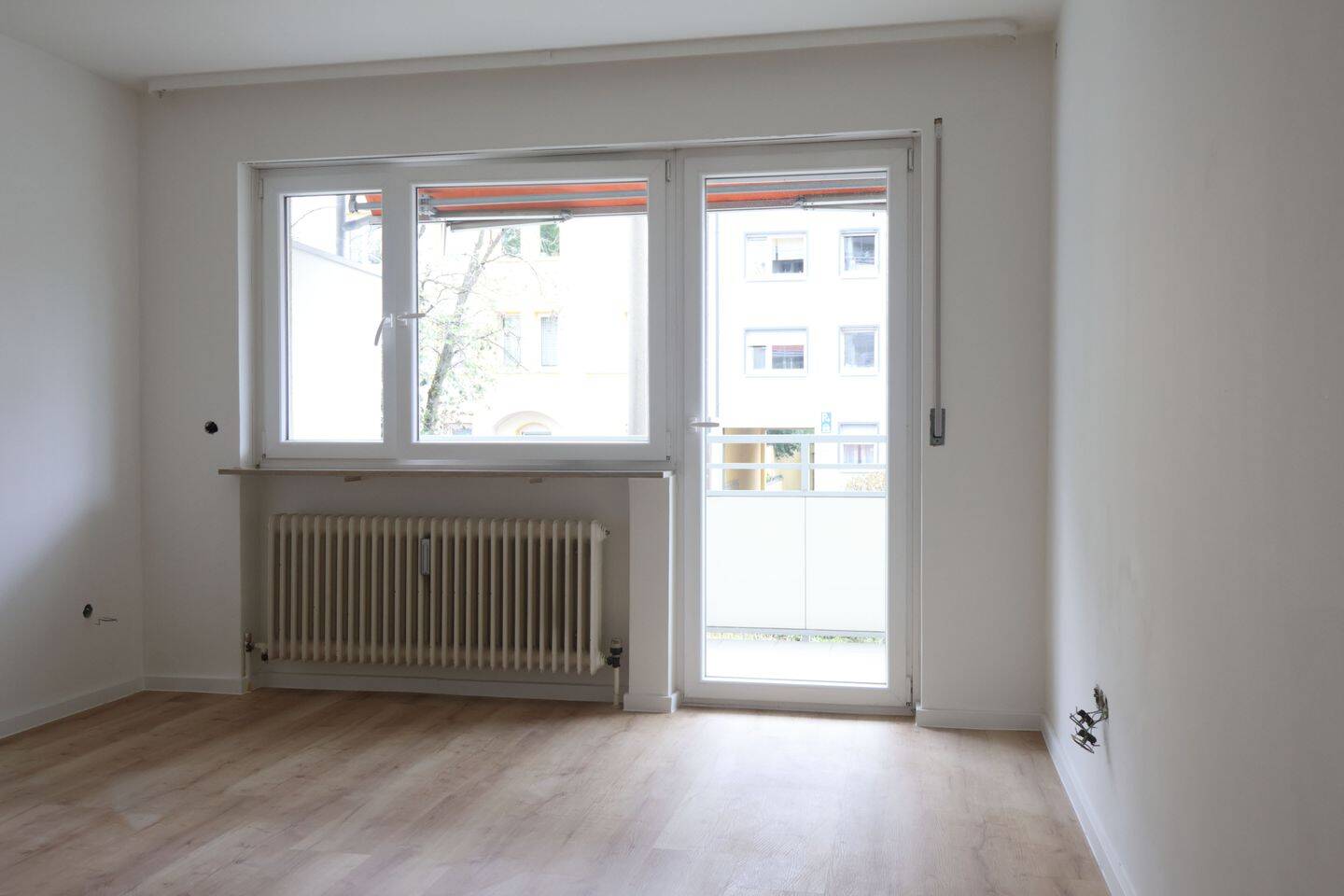 Frisch saniertes Wohnen im Erdgeschoss- Zimmer Wohnung mit großem Balkon – Nürnberg – Bild 1 von 7