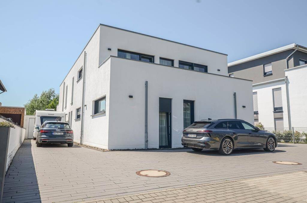 Ein- bis Dreifamilienhaus im Bauhausstil im Zentrum von Langenfeld * Baujahr 2020 * ca. 295 m² Wohnfläche – Langenfeld (Rheinland) – Vorschaubild 4