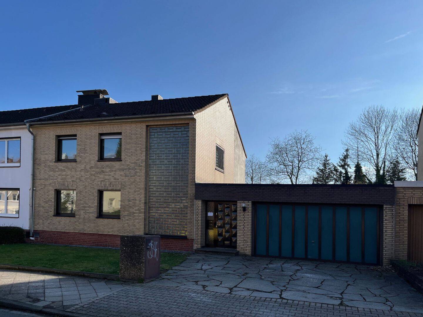 Einfamilienhaus mit großem Garten und Doppelgarage