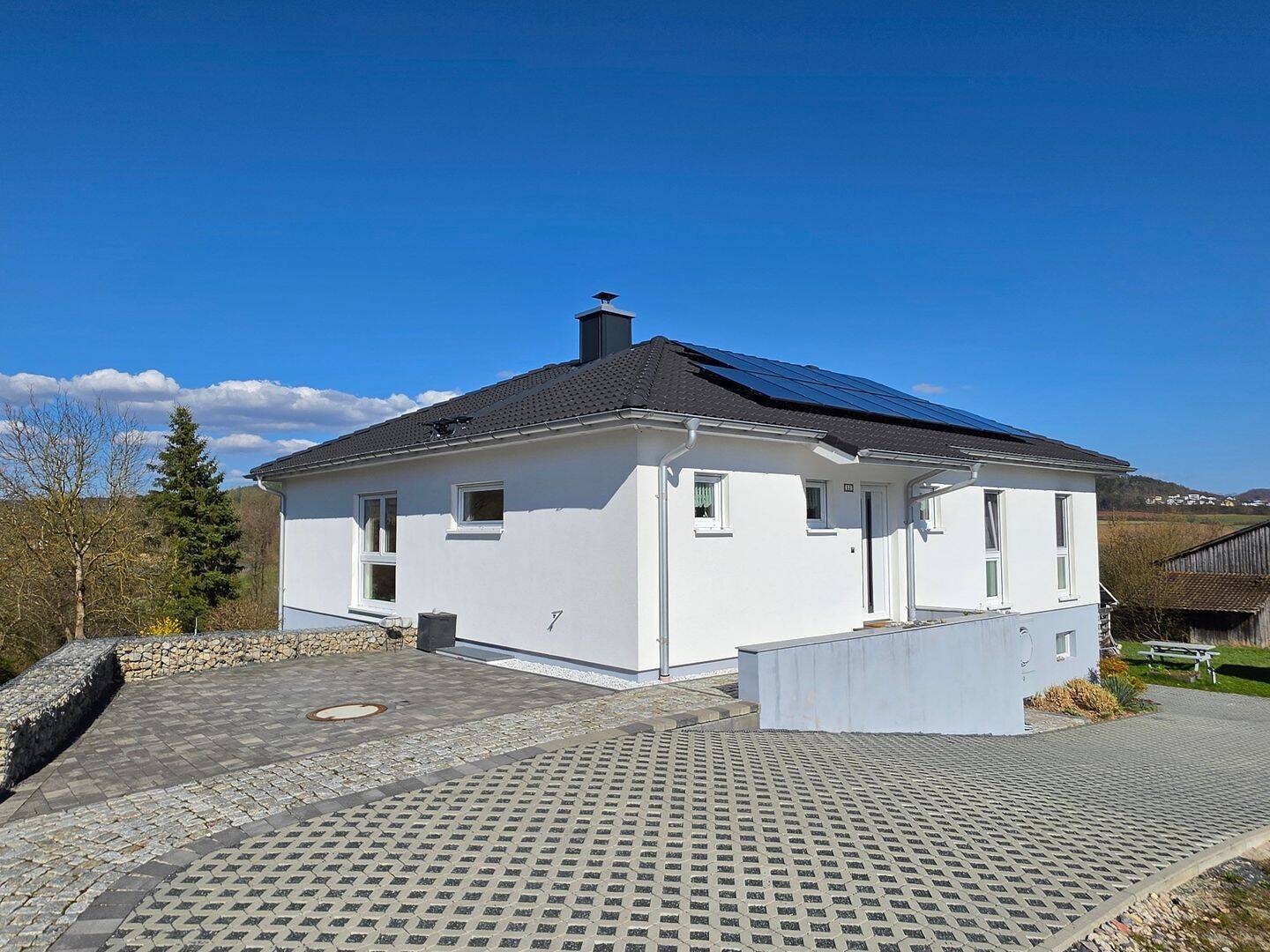 Moderner Bungalow aus dem Baujahr 2019 mit 2 Garagen! – Rödental – Vorschaubild 3