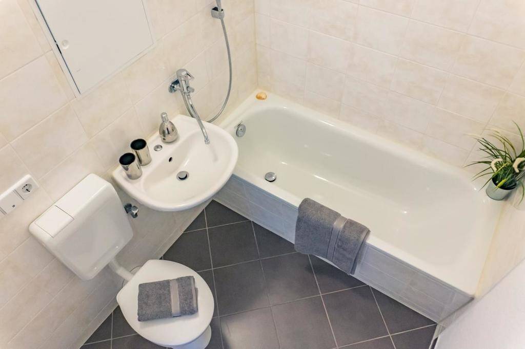 4-Raum-Wohnung mit Balkon in sanierter Wohnanlage – Chemnitz – Vorschaubild 4