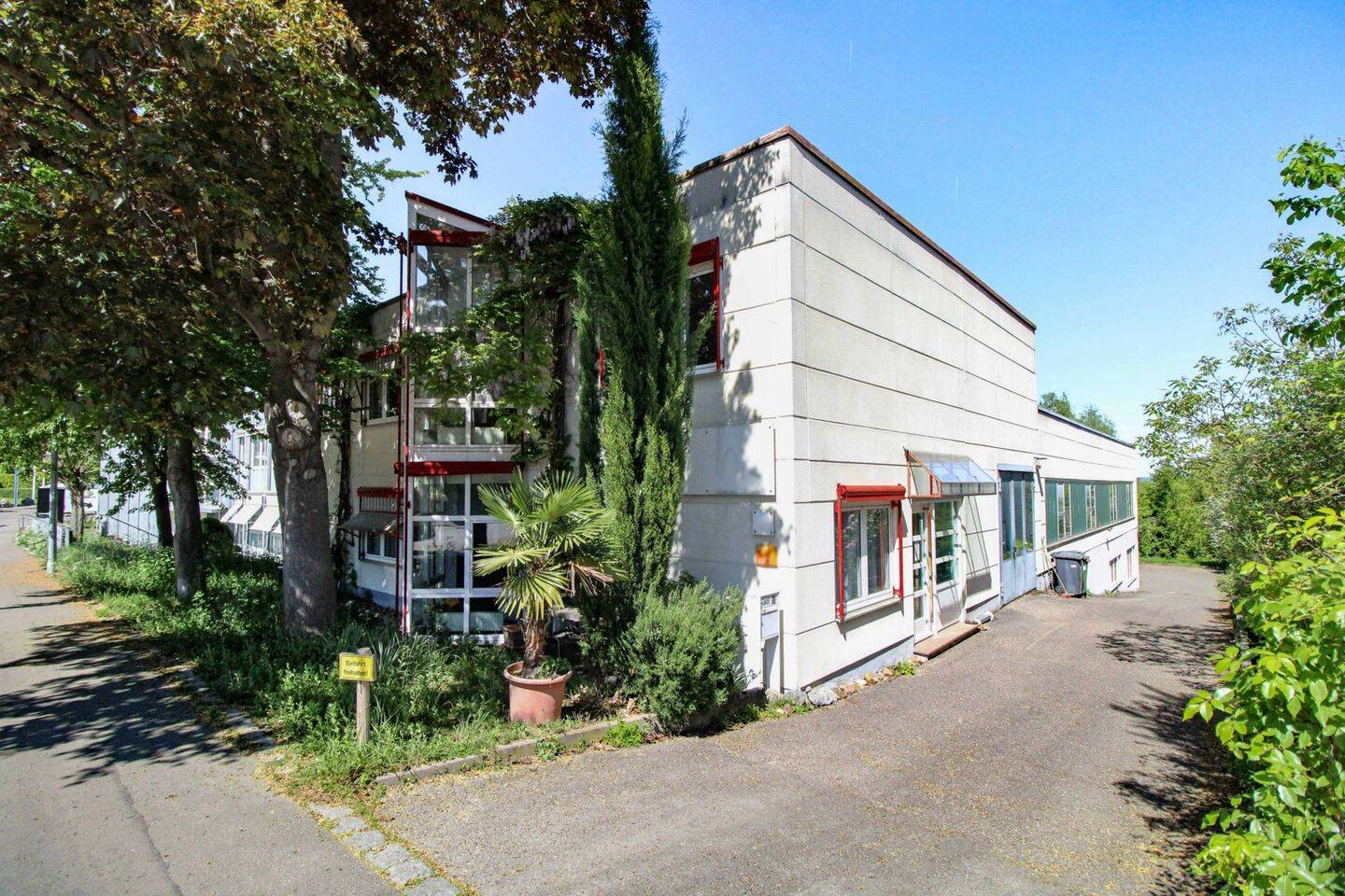 Wohn- und Geschäftshaus mit Produktionsfläche und großer Wohnung in Stuttgart-Hallschlag