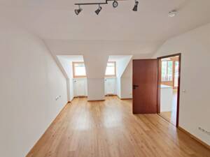 hell und geräumig: renovierte 2 Zimmer DG-Wohnung auf 69m² mit großem überdachtem Balkon – 85567 Grafing – Vorschaubild 6