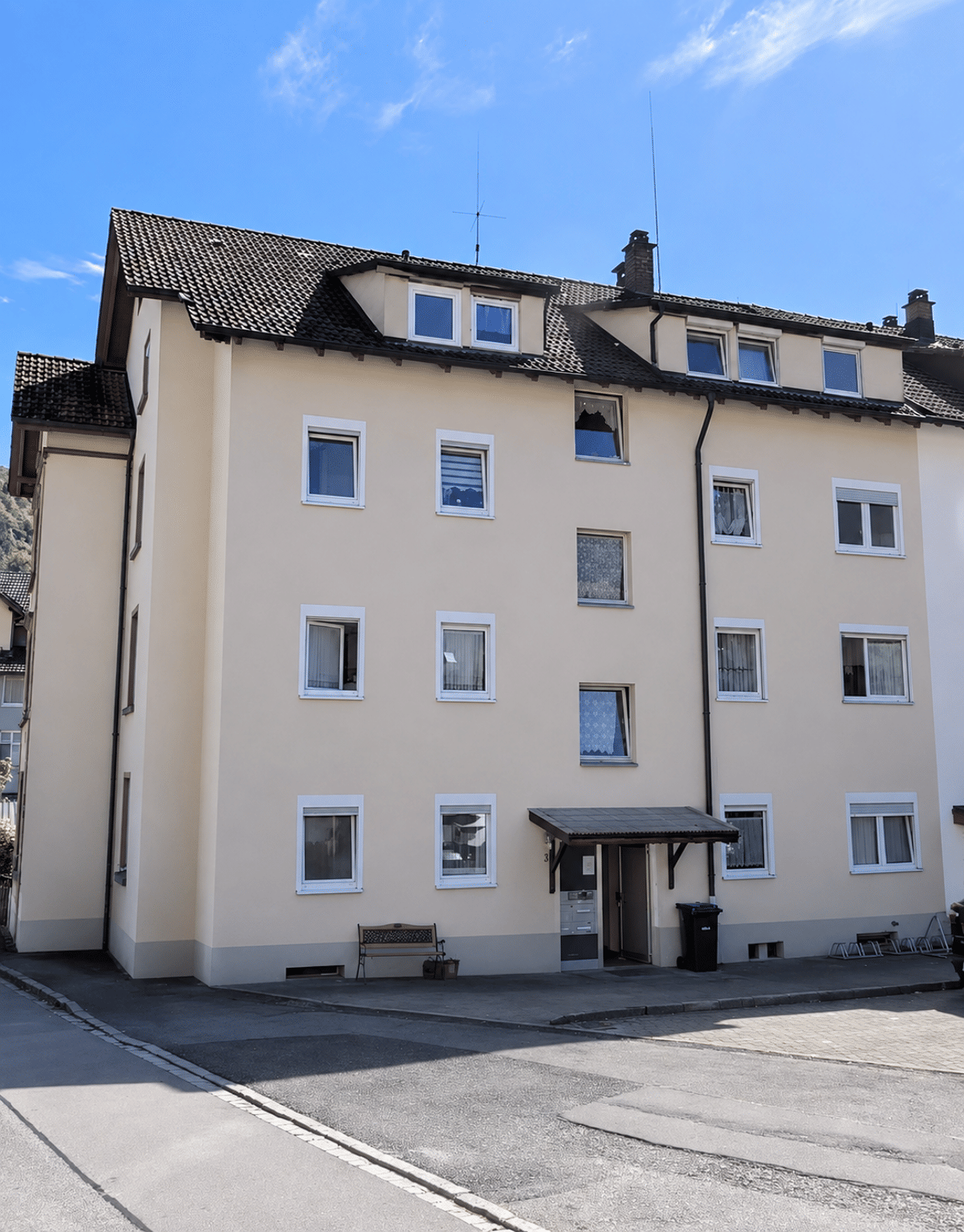 Kapitalanlage in Zell im Wiesental – Vermietete 3-Zimmer-Wohnung mit Stellplatz – 79669 Zell im Wiesental – Bild 1 von 5