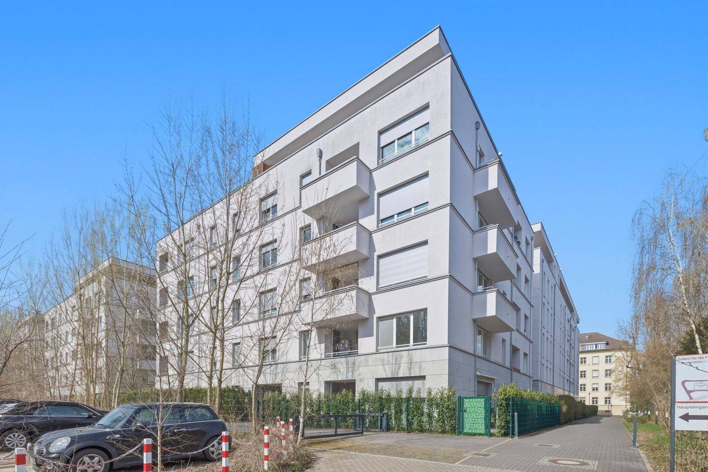 Modern & Bezugsfrei! 2-Zimmer Wohnung mit Balkon, Lift und Einbauküche in Wilmersdorf – Berlin – Bild 1 von 9