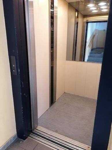 !! 2-Zimmer-Dachgeschosswohnung mit neuer Einbauküche, Aufzug und Laminat, Nähe Hauptbahnhof !! – Chemnitz – Vorschaubild 8