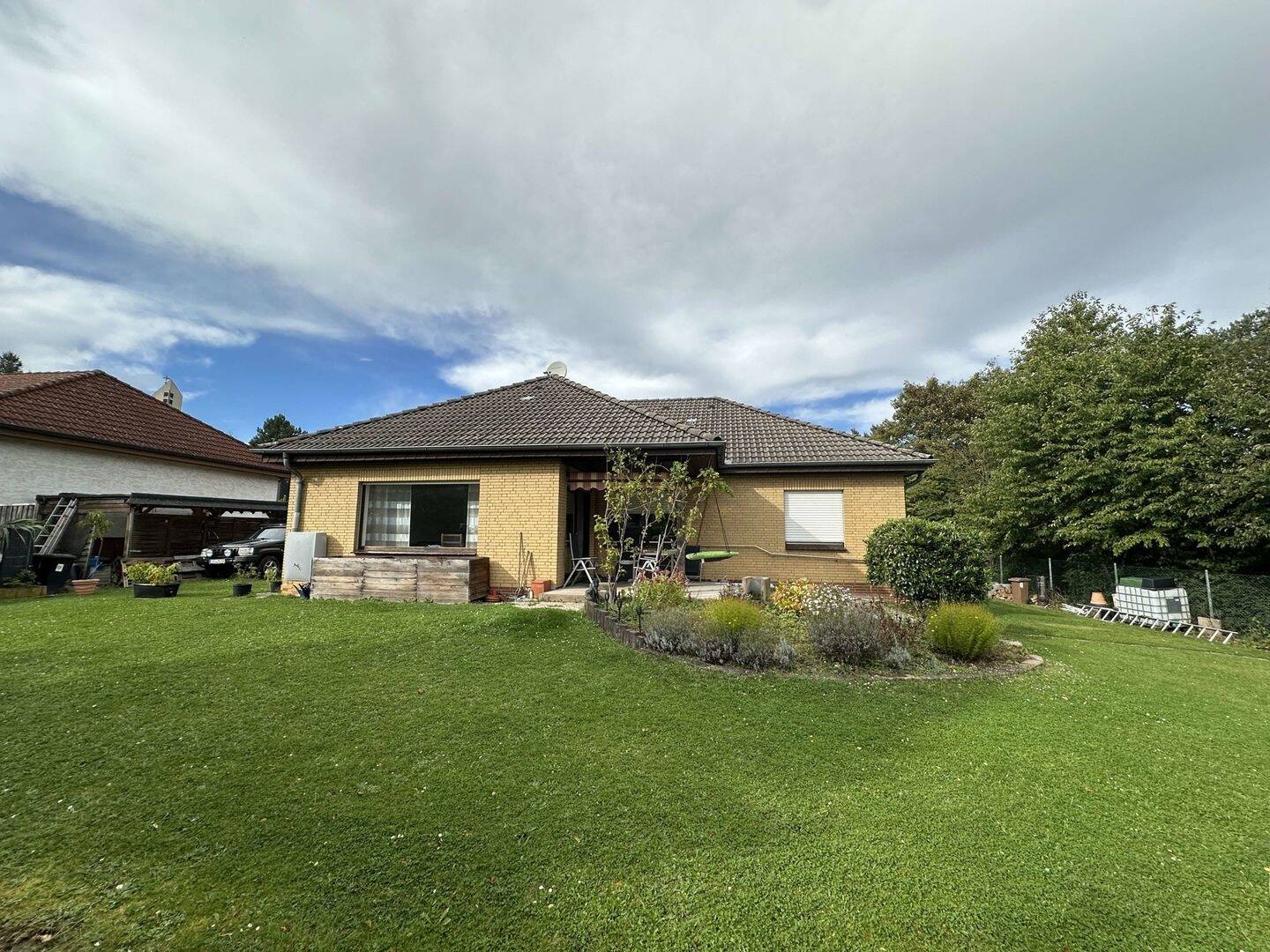 Wohlfühl-Bungalow mit großem Garten in guter Lage – Eschwege – Bild 1 von 9