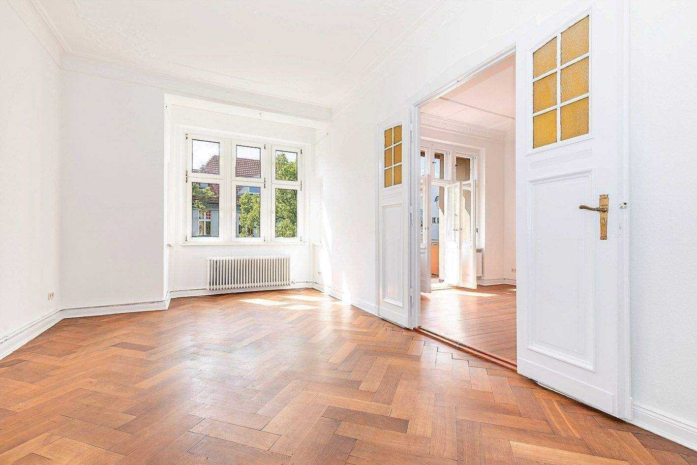 Zauberhafter Altbauklassiker mit Sonnen-Balkon in Friedenauer Toplage, sofort bezugsfrei! – Berlin – Vorschaubild 2