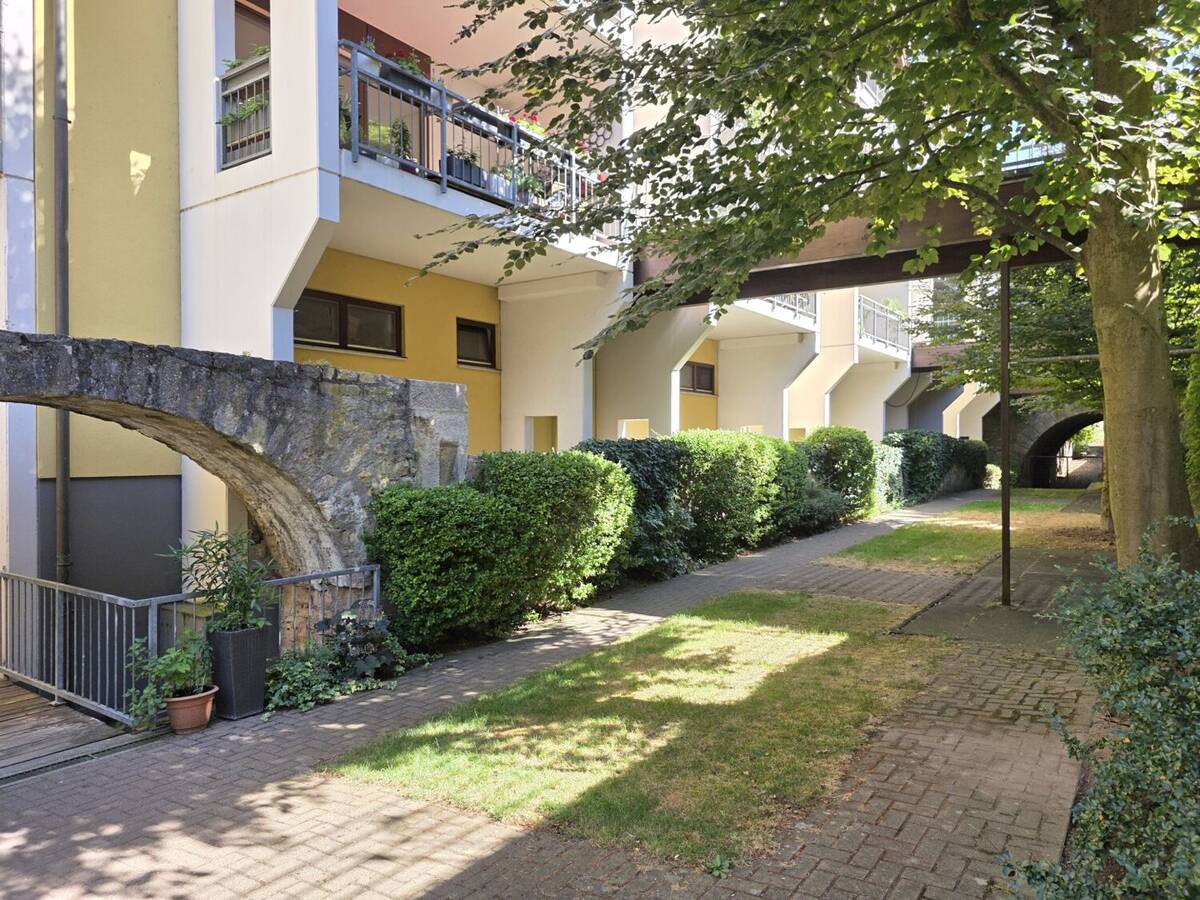 Idyllisch wohnen im Mainviertel - Charmante Split-level Wohnung mit EBK, 2 Balkone, KFZ-Stellplatz – 97082 Würzburg – Bild 1 von 9