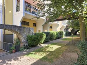 Idyllisch wohnen im Mainviertel - Charmante Split-level Wohnung mit EBK, 2 Balkone, KFZ-Stellplatz