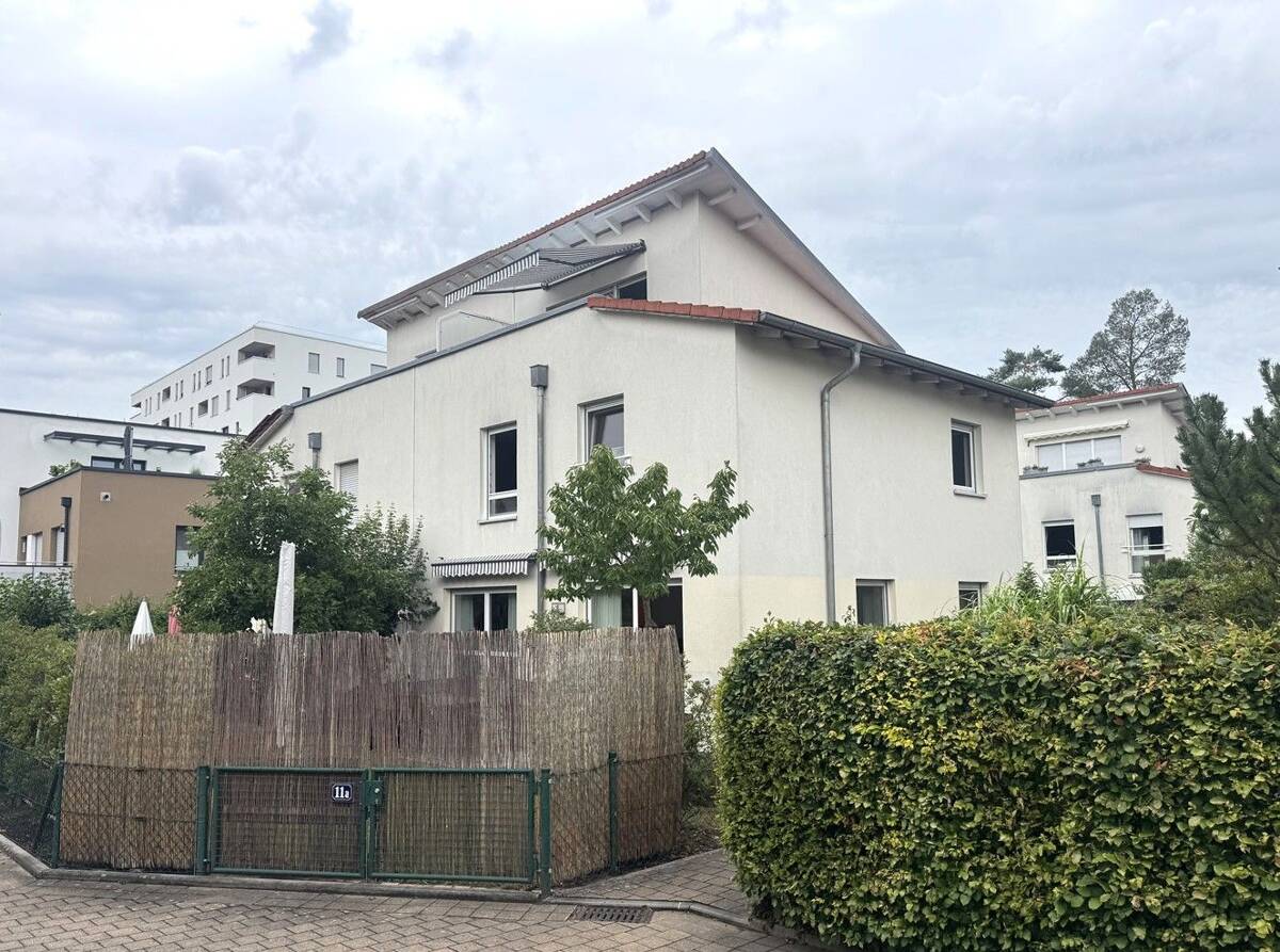 Moderne Doppelhaushälfte mit TG-Stellplatz in ruhiger und beliebter Lage, ca. 2 km vom Zentrum von Erlangen – 91058 Erlangen – Bild 1 von 9