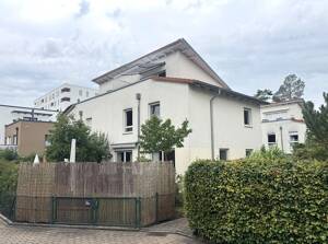 Moderne Doppelhaushälfte mit TG-Stellplatz in ruhiger und beliebter Lage, ca. 2 km vom Zentrum von Erlangen