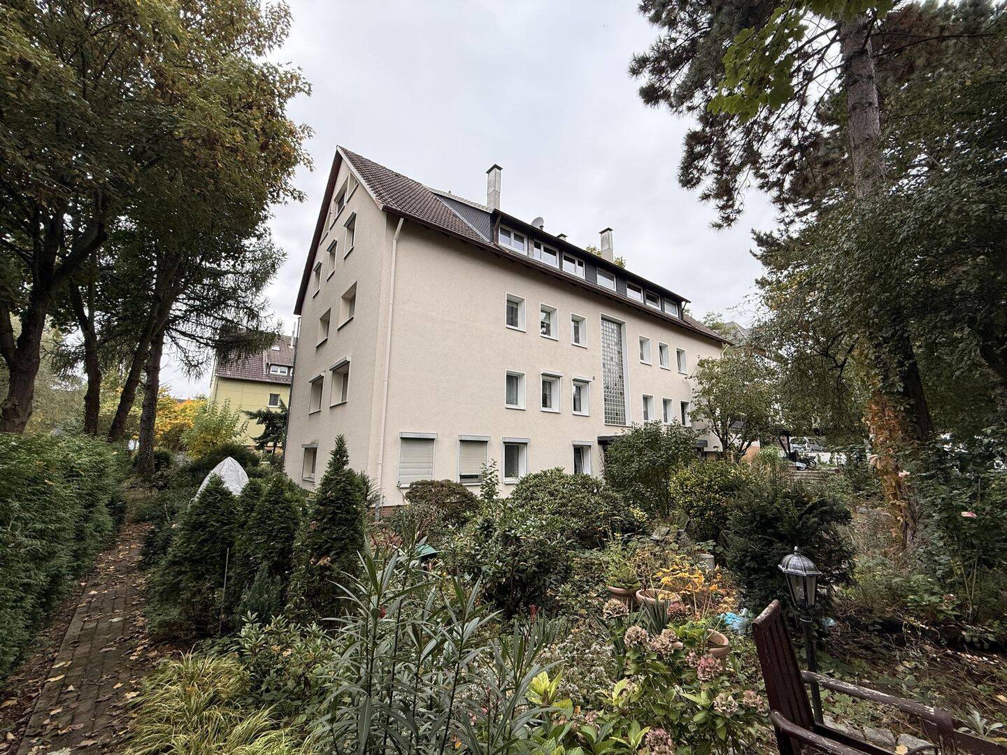 Schicke Dachgeschosswohnung in offener Bauweise mit 2 Zimmern und offener Küche in Hannover-Ahlem – Hannover – Vorschaubild 3