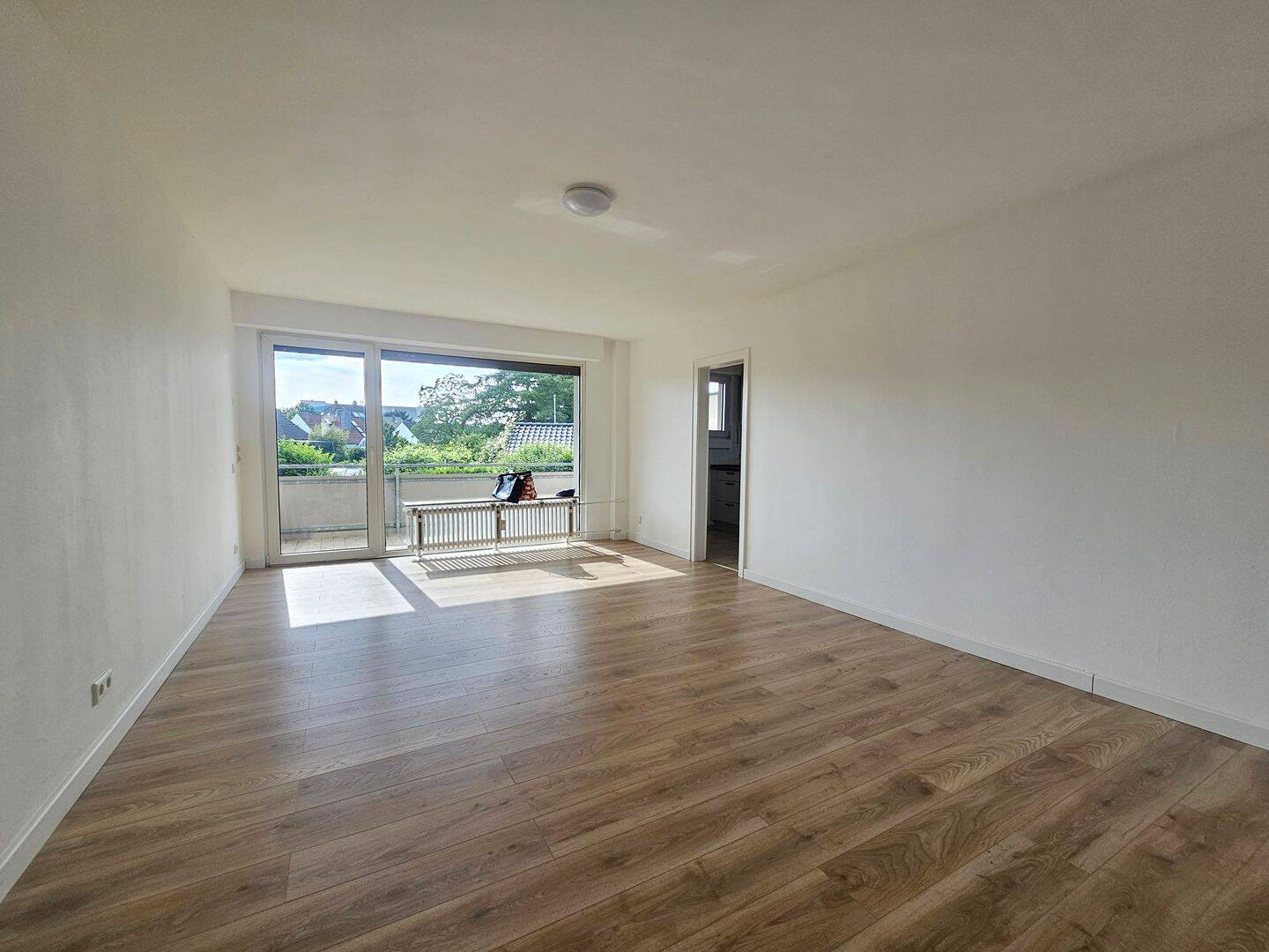 Lichthelle Erdgeschosswohnung mit XXL-Balkon und Einbauküche an der Stadtgrenze zu Haan und Hilden – Solingen – Vorschaubild 2