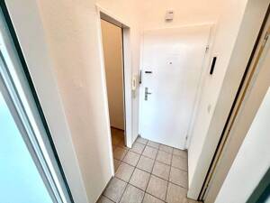 Großzügige 1-Zimmer-Wohnung Saniert mit schönem Ausblick, Aufzug, Stellplatz – 24103 Kiel – Vorschaubild 4