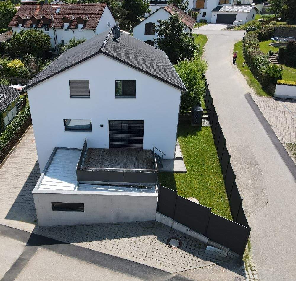 Ruhiges Wohnen mit hohen Standard - Neuwertige Doppelhaushälfte mit Doppelgarage – Buch am Erlbach – Bild 1 von 9