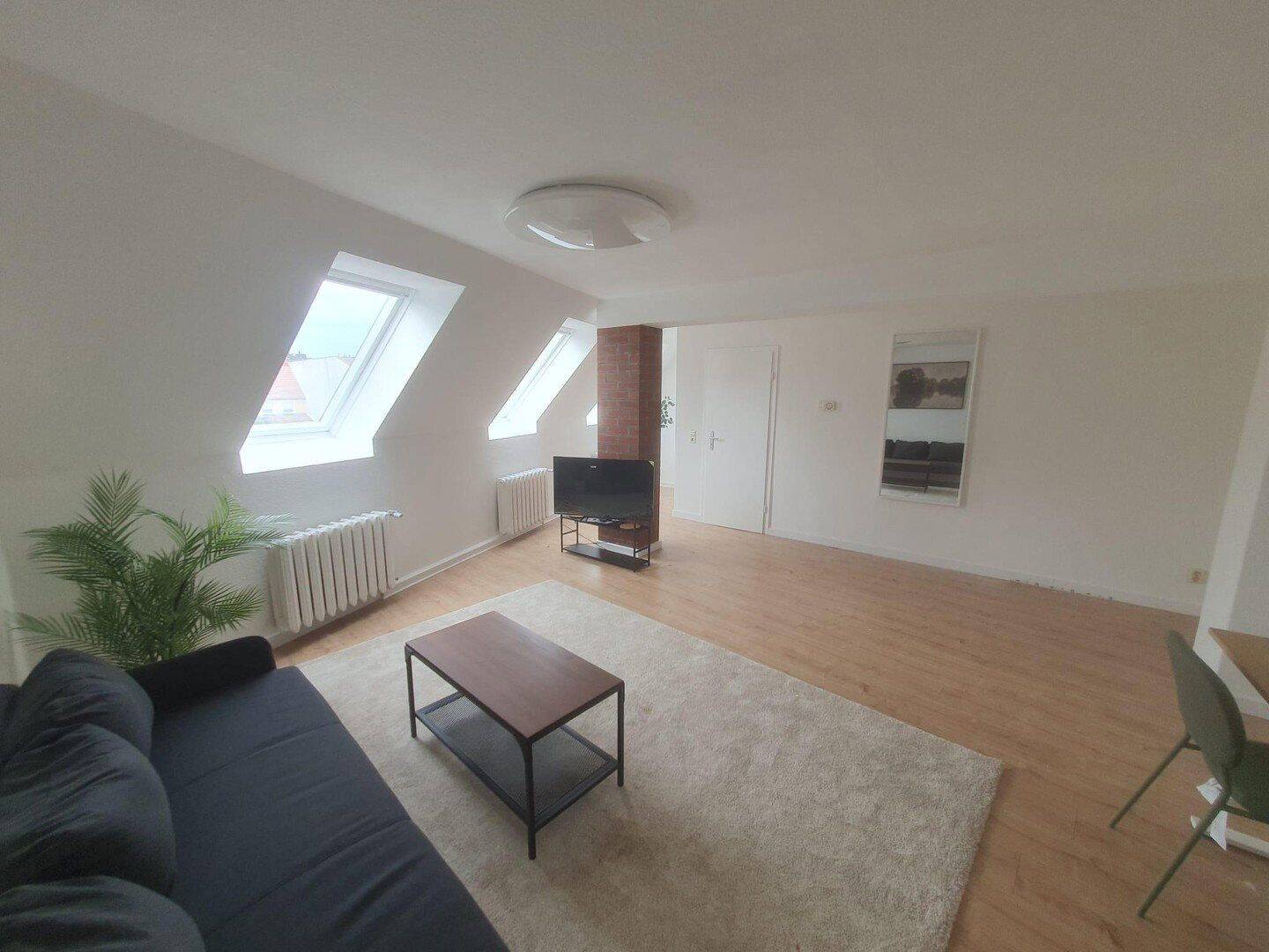 Möbliertes WG-Zimmer in top Lage - einfach einziehen! (Mittelstraße, DG-Maisionette)