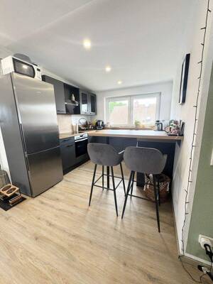 Neuwertige helle 2,5 Zimmer Dachgeschosswohnung mit 2 Stellplätzen und Balkon – 90574 Roßtal – Vorschaubild 7
