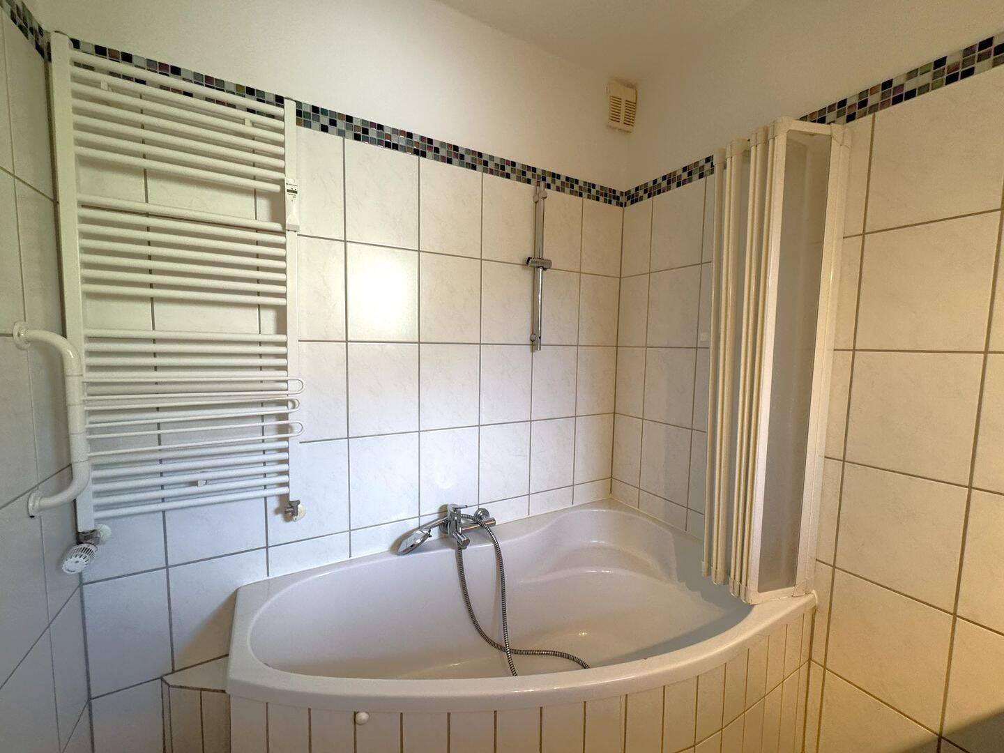 Großzügige 2-Zimmer-Wohnung mit Kamin, Süd-Loggia und Gartenzugang – Hamburg – Vorschaubild 2