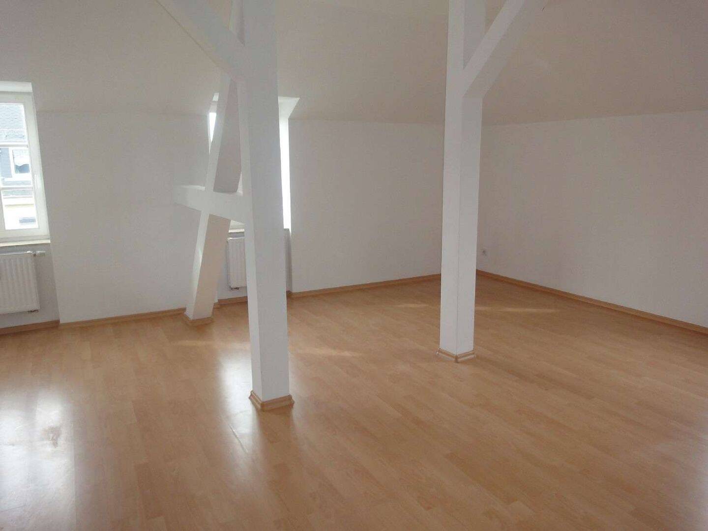 Frei ab 1.9.26 ! + DG + Bad mit Fenster + Laminat