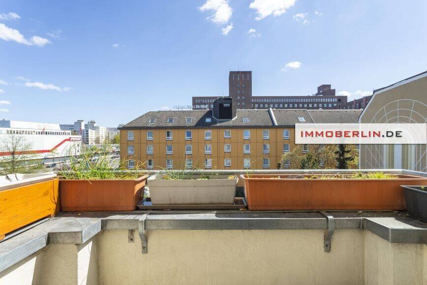 IMMOBERLIN.DE - Schönes Ambiente: Altbauwohnung mit Balkon in ruhiger Stadtlage – Berlin – Bild 1 von 9