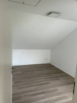 Großzügige 3,5-Zimmer-Dachgeschosswohnung mit 2 Balkonen, Fußbodenheizung & EBK – 71263 Weil der Stadt – Vorschaubild 9