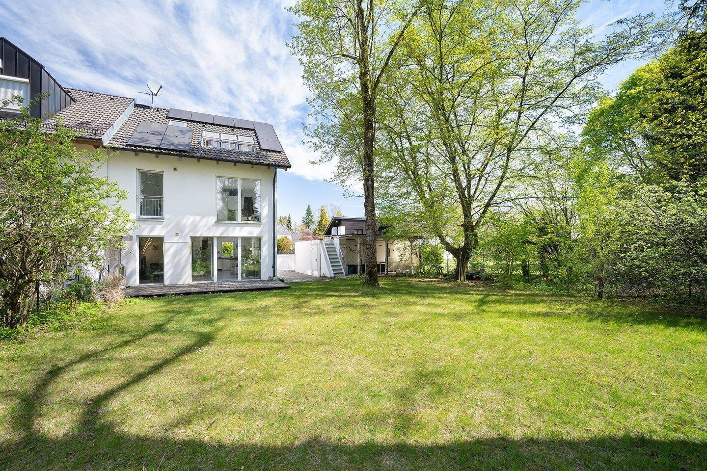 H&G - Ihr A+ Familienupgrade - Ökologisches Niedrigenergiehaus mit PV-Anlage & grünem Garten in Vaterstetten – Vaterstetten – Bild 1 von 9