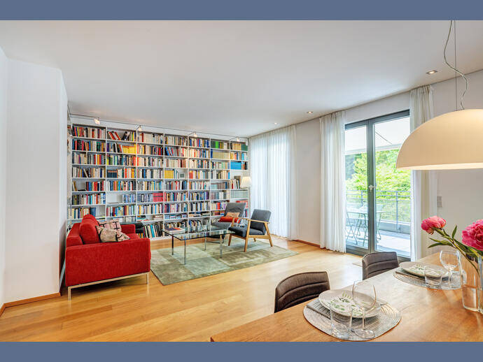 Möbliert: Helle 3-Zimmer Wohnung mit umlaufender Dachterrasse