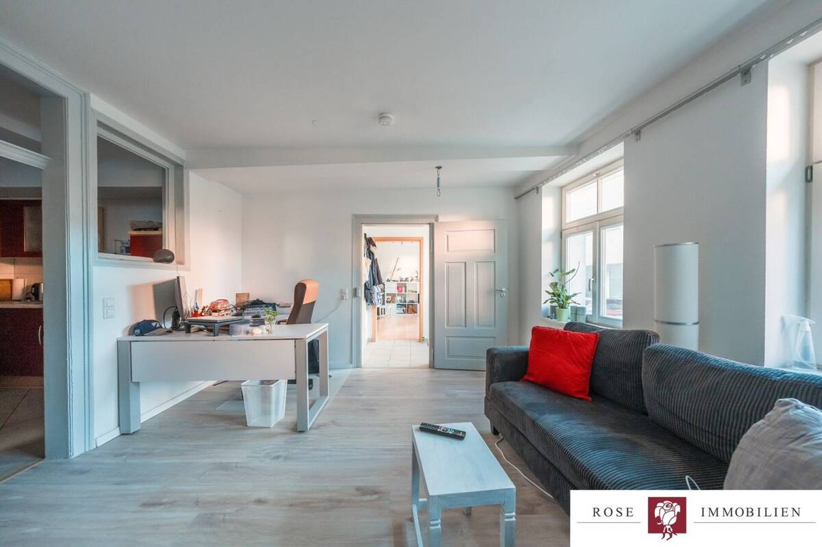 Kapitalanleger aufgepasst! Vermietete Wohnung in einem kernsanierten MFH mitten in Untertürkheim – 70327 Stuttgart – Bild 1 von 9
