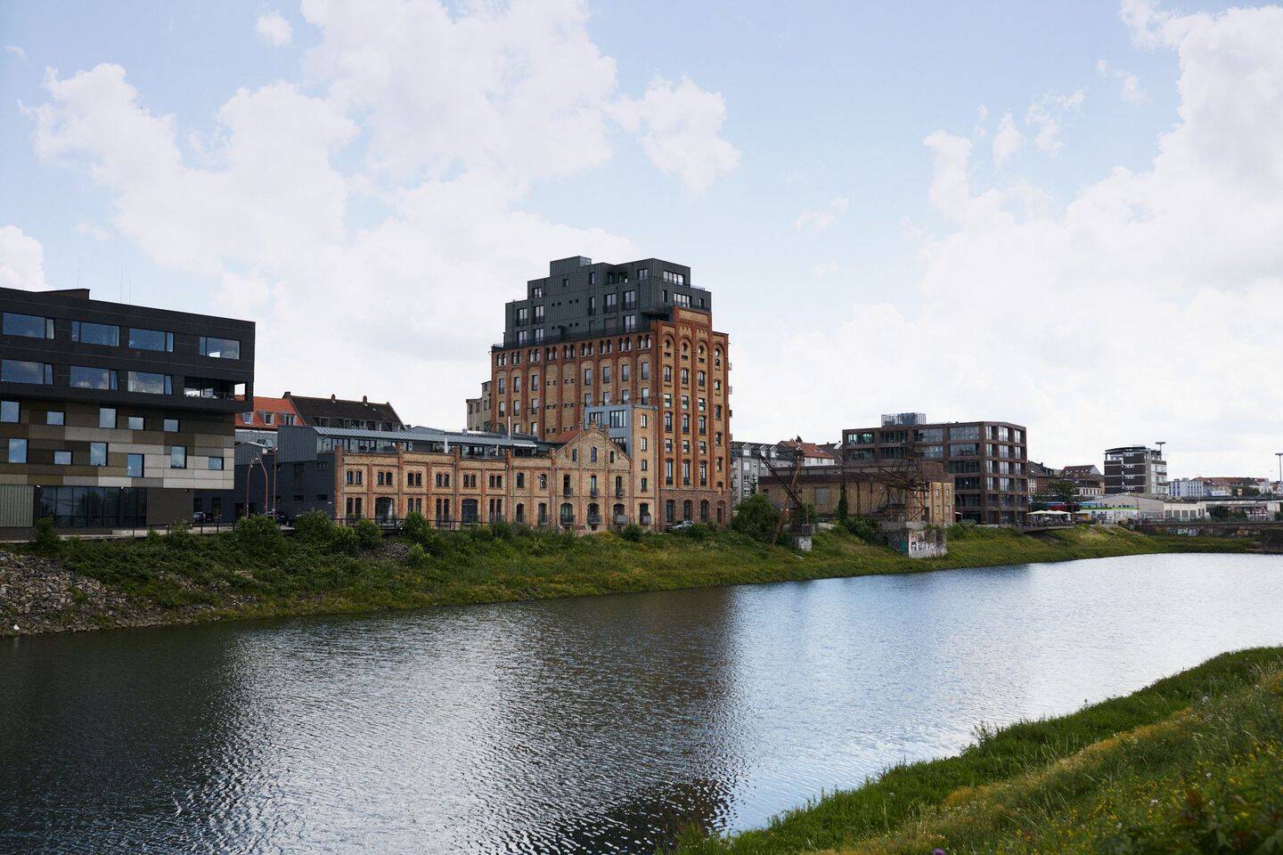 Hafenloft am Wasser mit Balkon und Tiefgaragenstellplatz